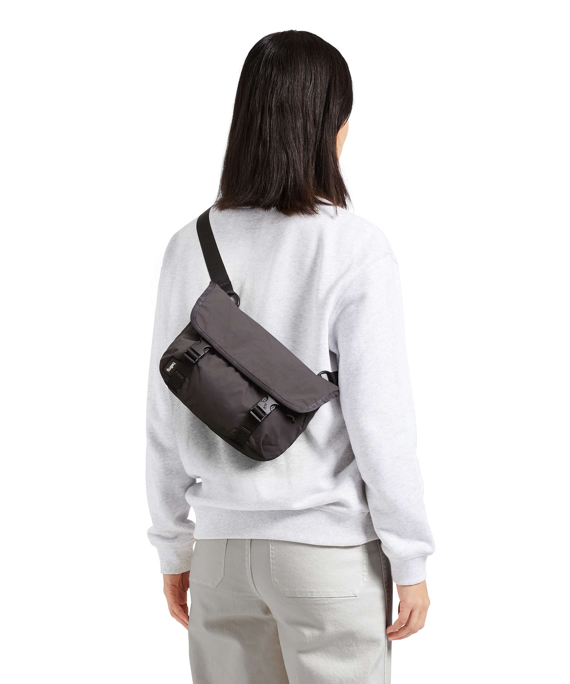 Bellroy Cinch 6 Mini Listonoszka lilachaze - Image 3