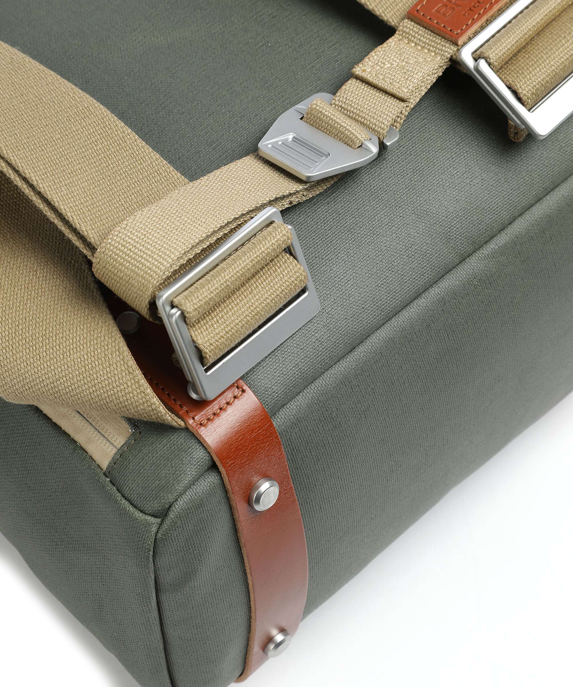 Brooks England Pickwick Cotton Canvas Large Plecak z rolowanym zamknięciem sage green/honey details - Image 5