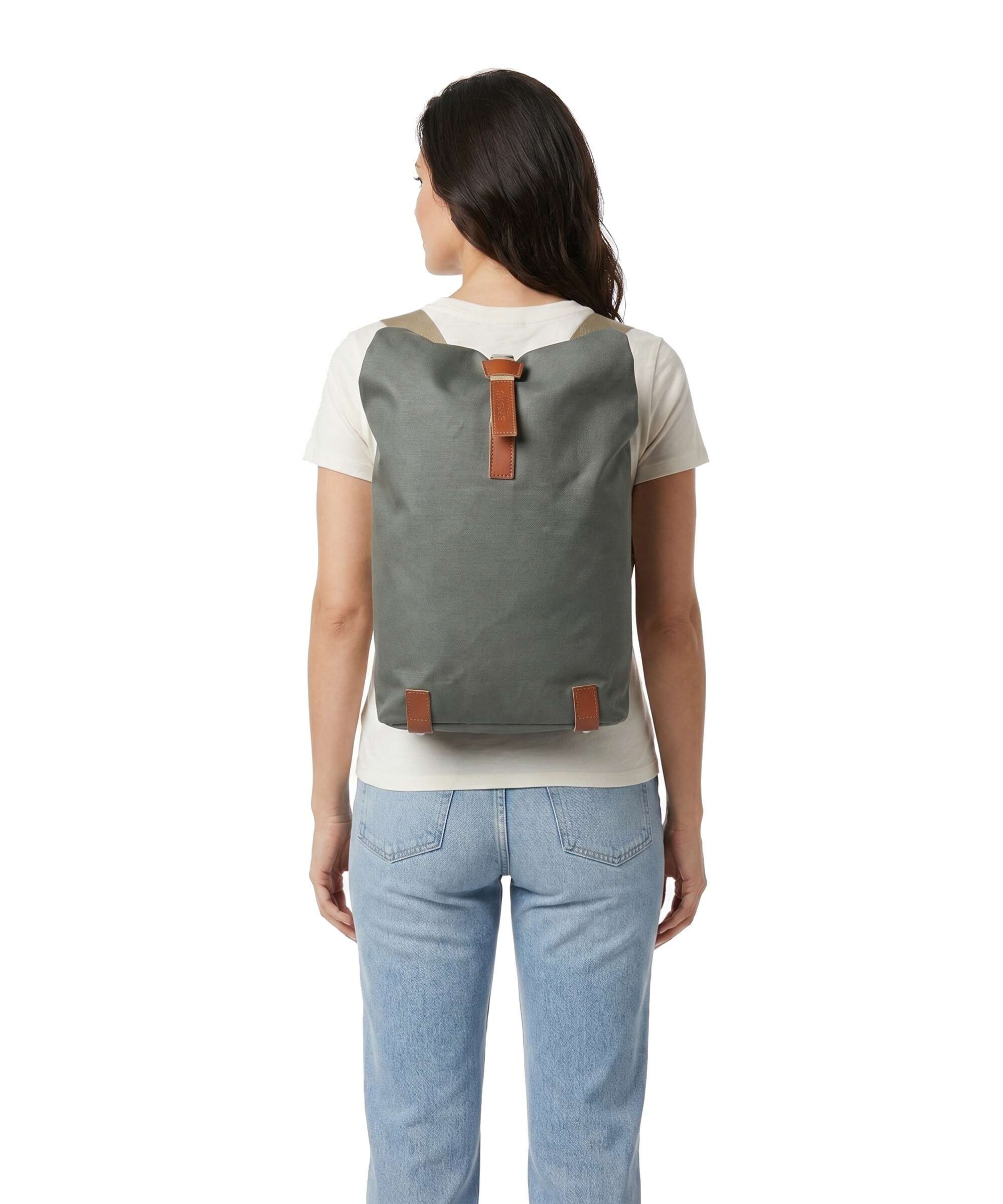 Brooks England Pickwick Cotton Canvas Small Plecak z rolowanym zamknięciem sage green/honey details - Image 3