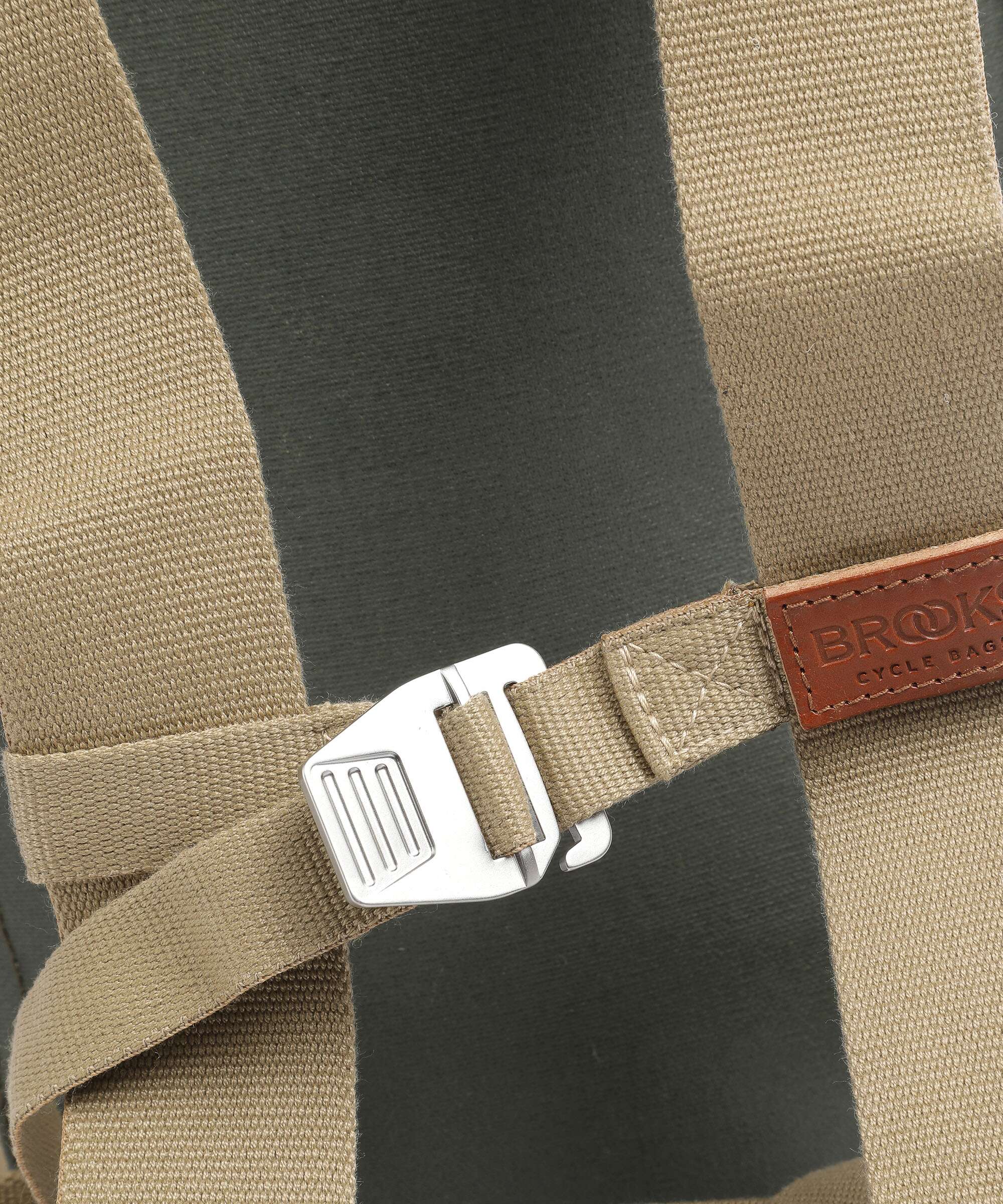 Brooks England Pickwick Cotton Canvas Small Plecak z rolowanym zamknięciem sage green/honey details - Image 5