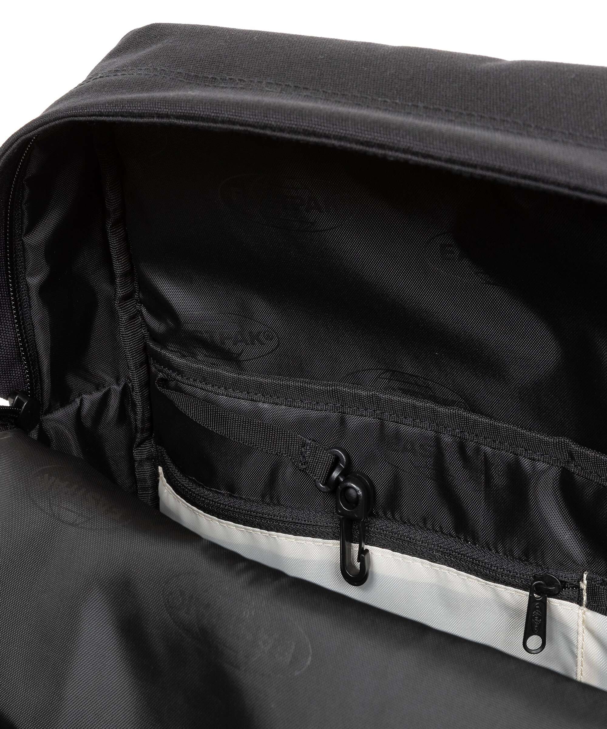 Eastpak Icon Totepack Plecak on black - Image 7